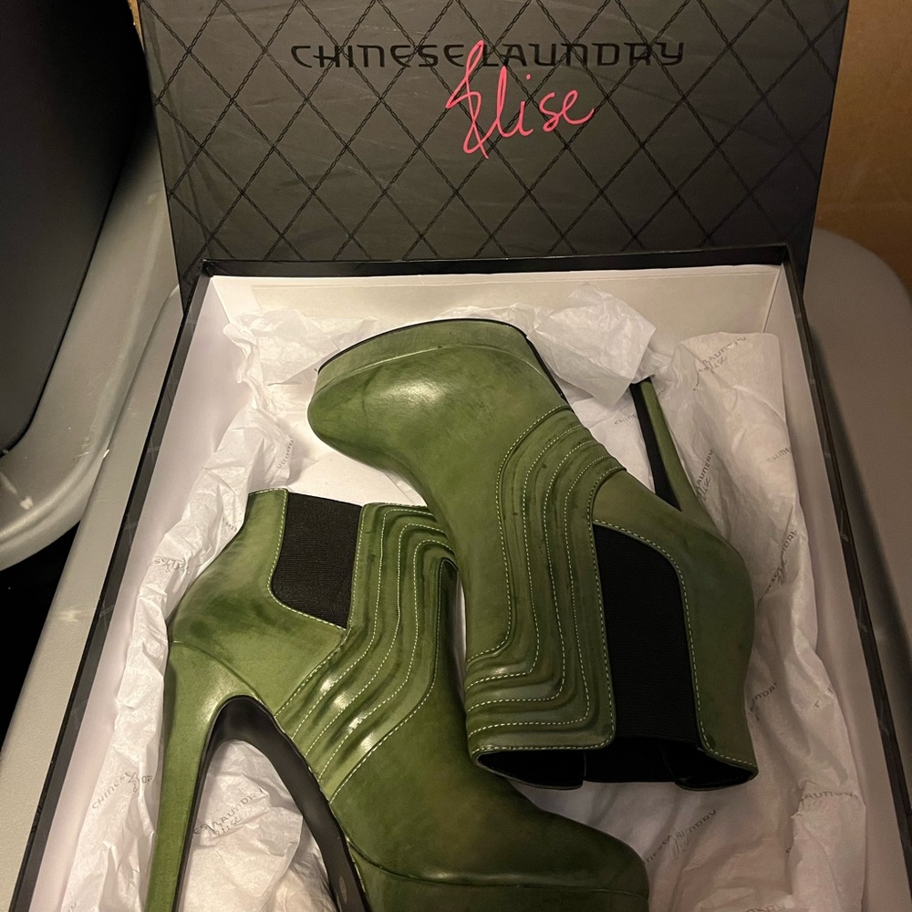 Chinese Laundry Green Sculptural Heeled Boots NWT